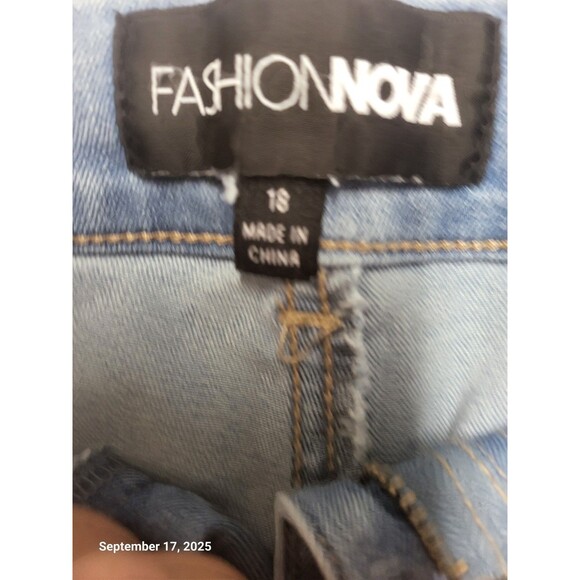 Fashion Nova Women's Denim Jean Cut Off Shorts Distressed Sz 18 - Picture 4 of 7